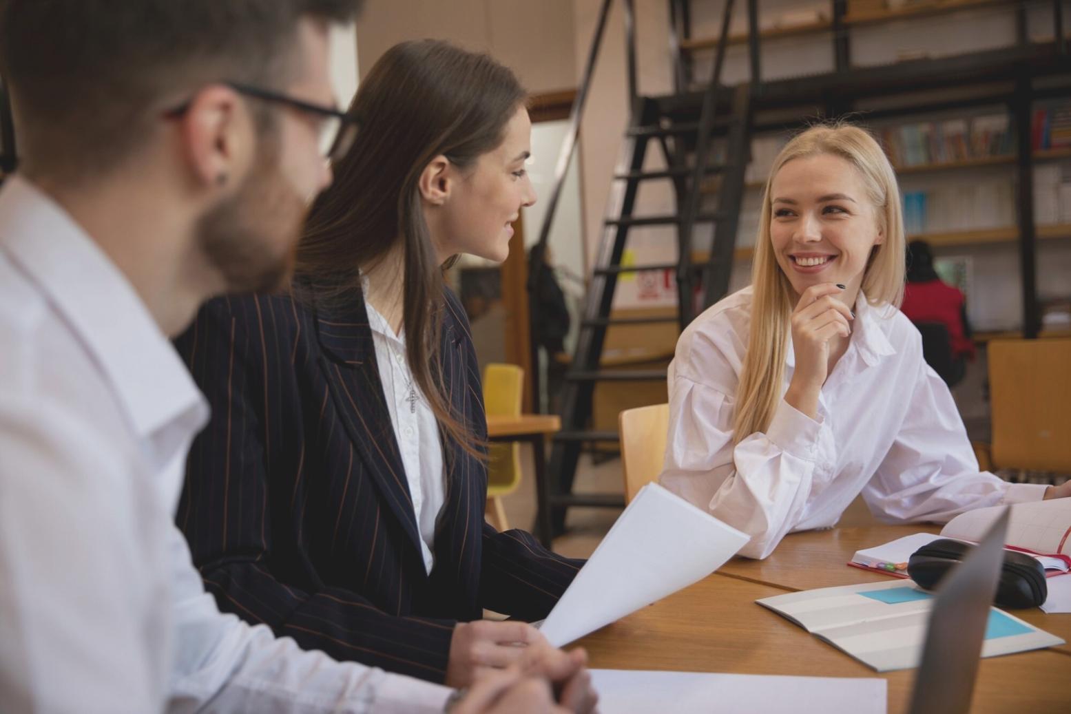 Espacio de trabajo financiero con gráficos y análisis de mercado