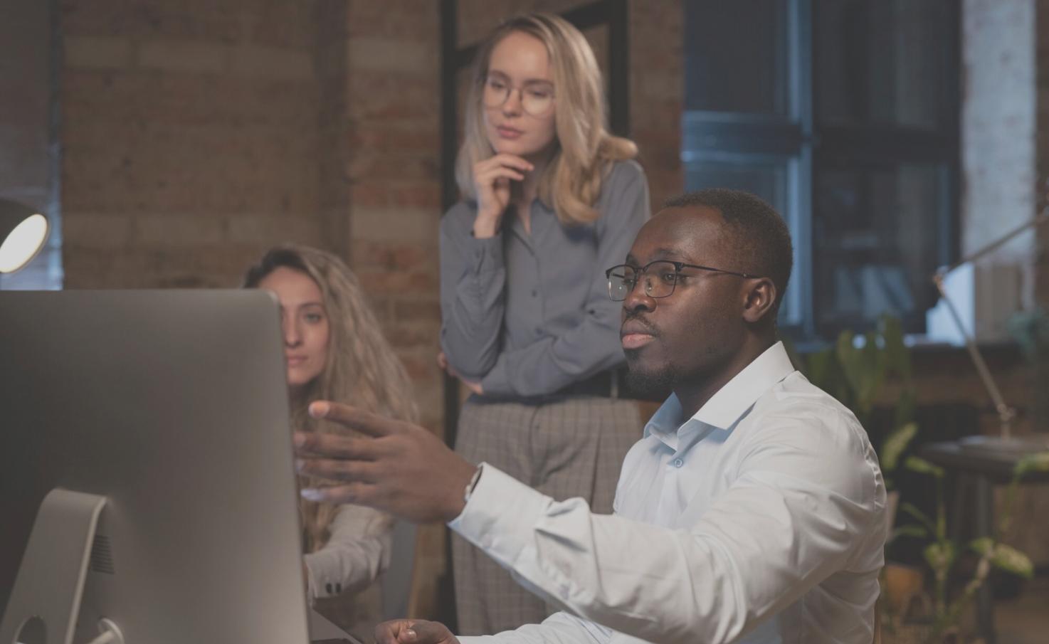 Equipo de melioraquenix trabajando en análisis financiero